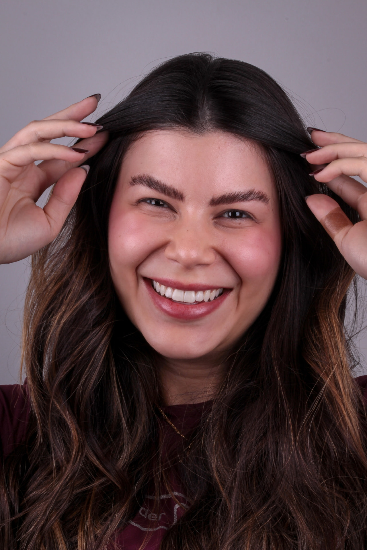 Paciente sorrindo após reabilitação estética